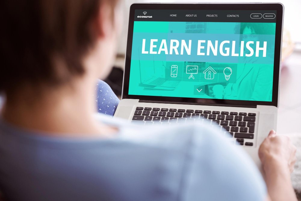 Pessoa aprendendo inglês online