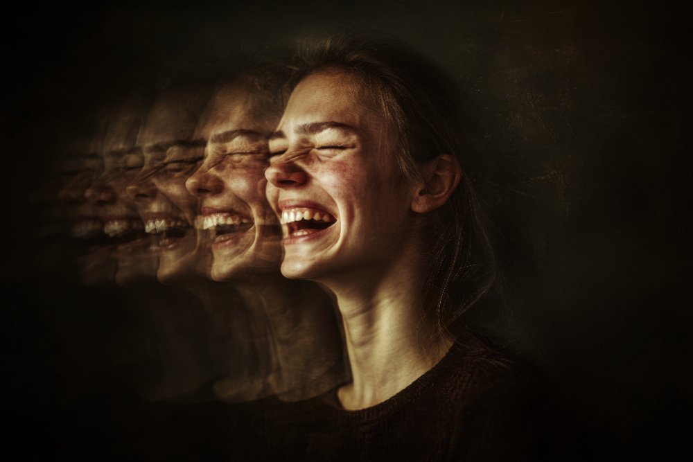 Imagem conceitual de uma mulher enfrentando uma batalha mental