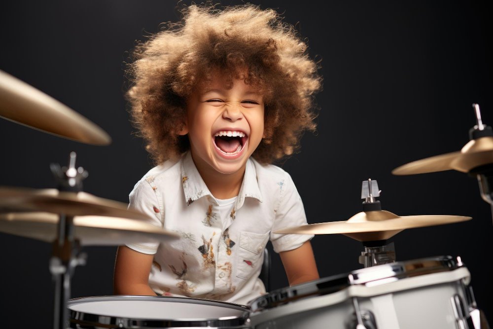Menino tocando bateria