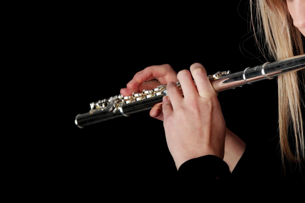 mulher tocando flauta transversal