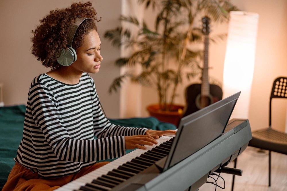 Mulher tocando teclado e usando headphone