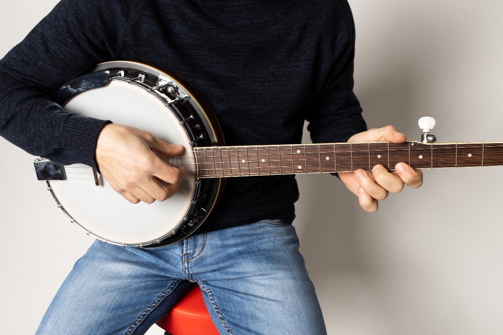 Homem tocando banjo
