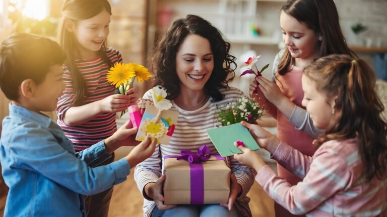 Crianças entregando presentes feitos à mão para a mãe