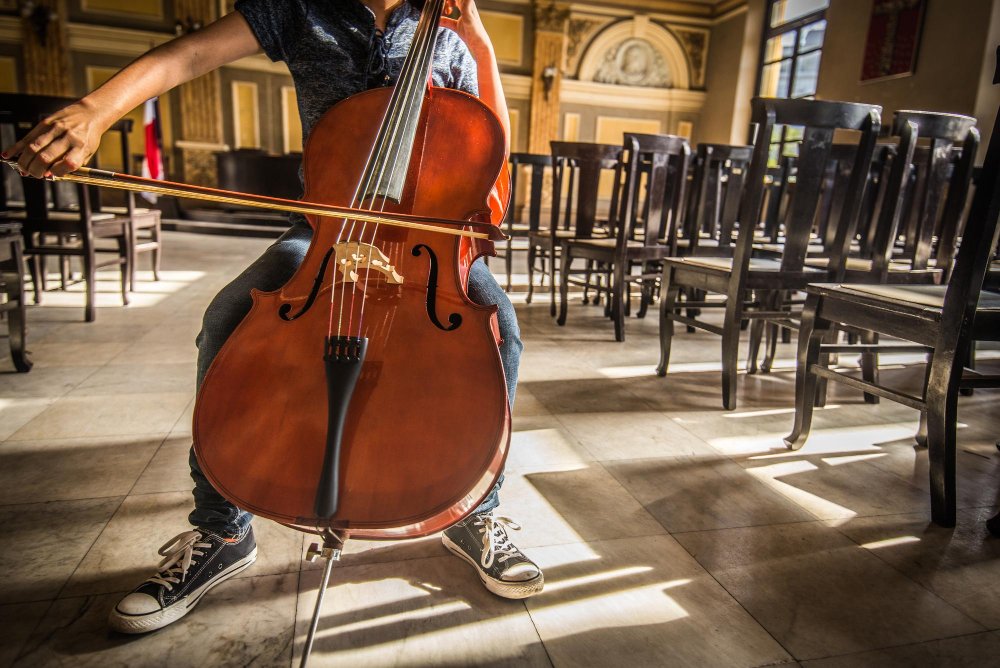 Rapaz tocando violoncelo