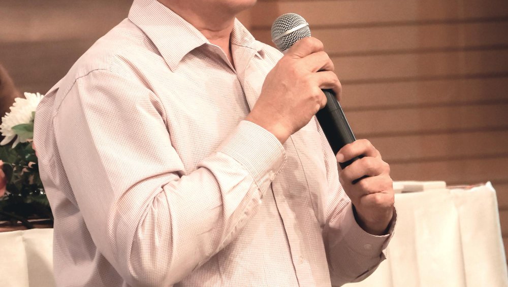 pregador segurando microfone