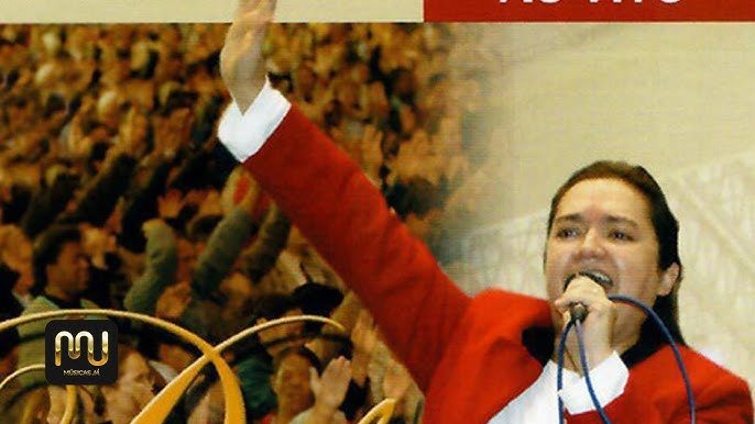 Débora Miranda cantando em evento gospel, segurando microfone
