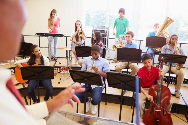 Maestro regendo banda mirim