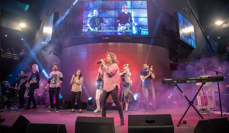 Cantora gospel Alda Célia em momento de adoração vivida