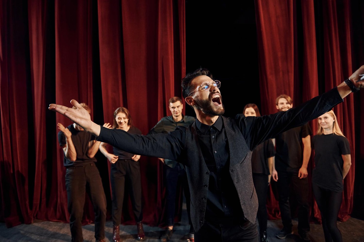 Grupo de teatro cristão em apresentação no palco, usando artes cênicas para evangelismo criativo e impacto espiritual nas igrejas