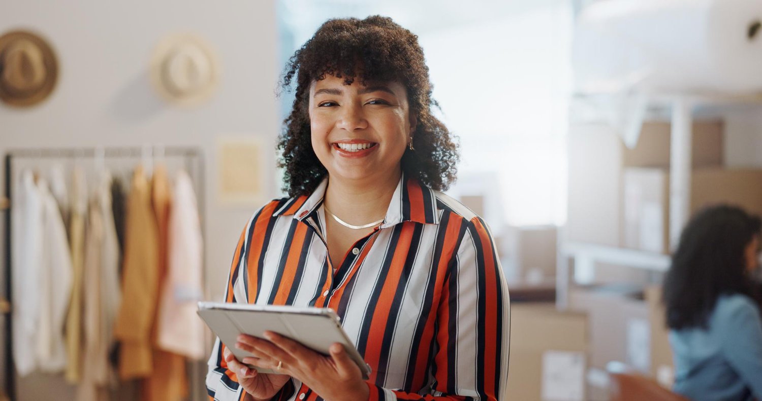 Empresária de pequena empresa usando inteligência artificial em CRM