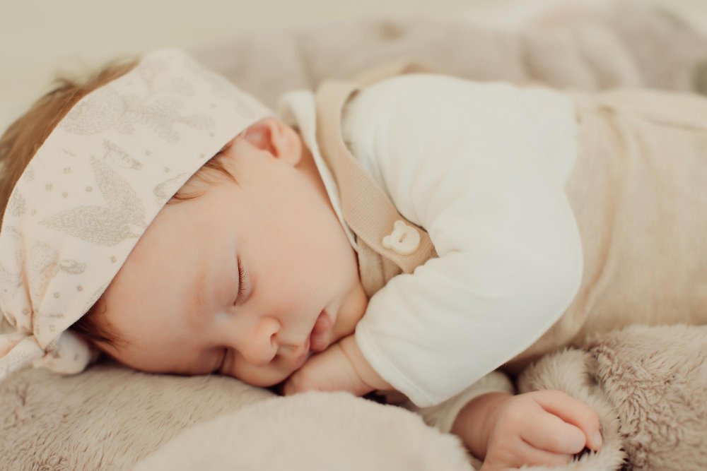 Bebê dormindo em segurança, monitorado pela babá eletrônica