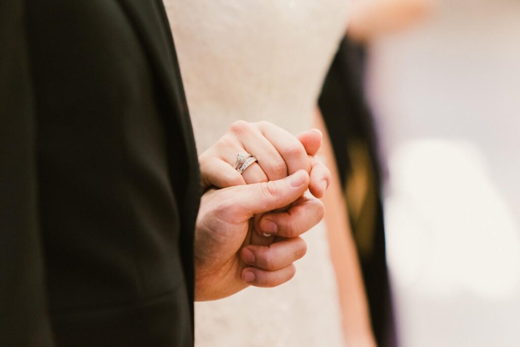 alianças de casamento nas mãos do casal simbolizando compromisso e união