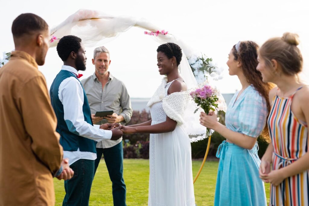 Casamento coletivo com vários casais em cerimônia civil ao ar livre