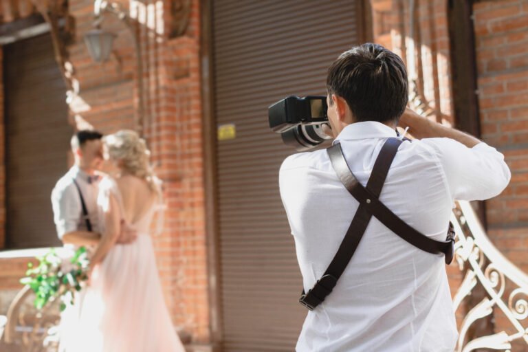 Fotógrafo registrando casal durante ensaio de casamento em momento real ao ar livre