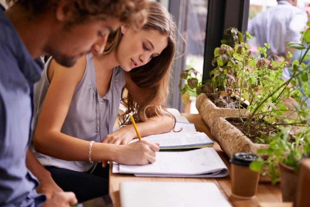 Casal organizando orçamento de casamento e planejamento financeiro juntos