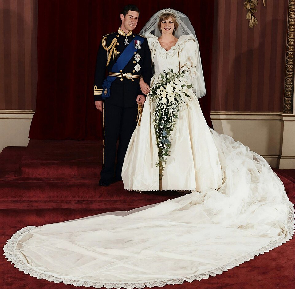 Princesa Diana usando icônico vestido de noiva no casamento real de 1981